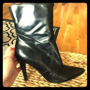 Nine West black leather ankle boot; Size 8
